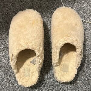 Cozy Cream Fuzzy Slippers